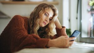 These online practices that sabot your relationships and how to avoid them