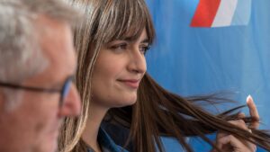 What is the essential tremor that affects Clara Luciani? The explanations of a neurologist