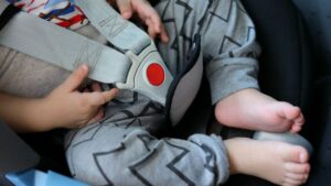 A baby in absolute emergency after being forgotten in a car in full sun