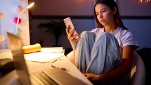 Behind the likes, loneliness: this emotional trap that isolates us, decrypted by a psychoanalyst