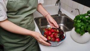 Can we eat strawberries in the evening without harming your sleep? A dietician responds to received ideas