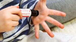 Coma of a 2 year old child: this natural product in question, too often trivialized