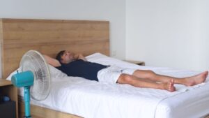 Do you sleep with a fan? Here are the mistakes to avoid according to Dr. Kierzek