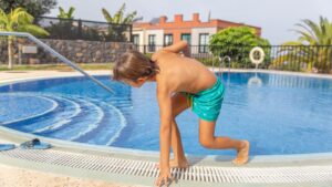 Drama in the pool: a child in a coma because of chlorine, the explanations and advice of Dr Kierzek