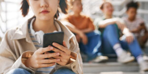 Exhibition to screens: a vicious circle for some children and adolescents
