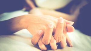 Health alert: what science reveals on couples that make love less than once a week