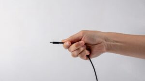 His sexual experience with a USB cable is wrong: the emergencyist forced to extract it from his urethra