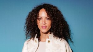 "I was drinking alone, I hated myself": the model Noémie Lenoir breaks the taboo of alcoholism in the feminine