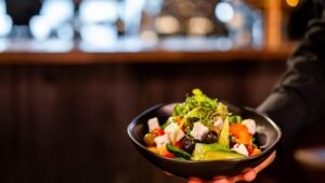 It seems light but explodes at more than 800 calories: this ultra -popular salad crosses everyone