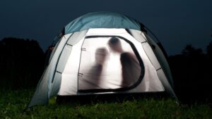 Love in the tent ... which the French do not always admit to their summer vacation