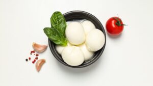 Mozzarella and diet: what you can really eat without ruining your efforts, according to a nutritionist