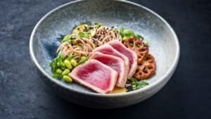 Ten emergency hospitalizations after eating tuna in a restaurant: the poisoning that worries health authorities