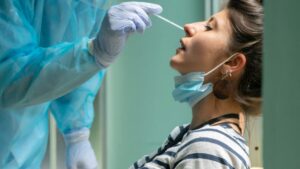 Will the new variant of the COVID-19 spoil us in summer? The Academy of Medicine launches the alert