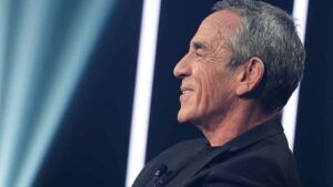A millimeter farewell: the last staging of Thierry Ardisson decrypted by a shrink