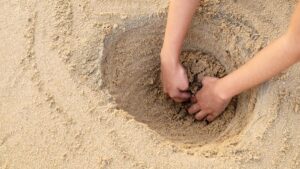 A simple hole in the sand almost kills a child: the chilling warning of Dr Kierzek