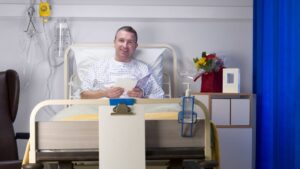 A surgeon films himself in the process of making his own vasectomy, the video exceeds 4 million views