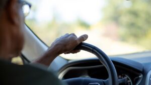 He forgets his wife on a highway area. How could he ride 300 km before realizing it? The opinion of a neurologist