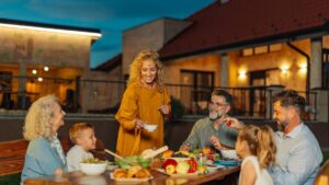 Holidays & Belle-Famille: 5 psychiatric tips to avoid implosion (and preserve the atmosphere)