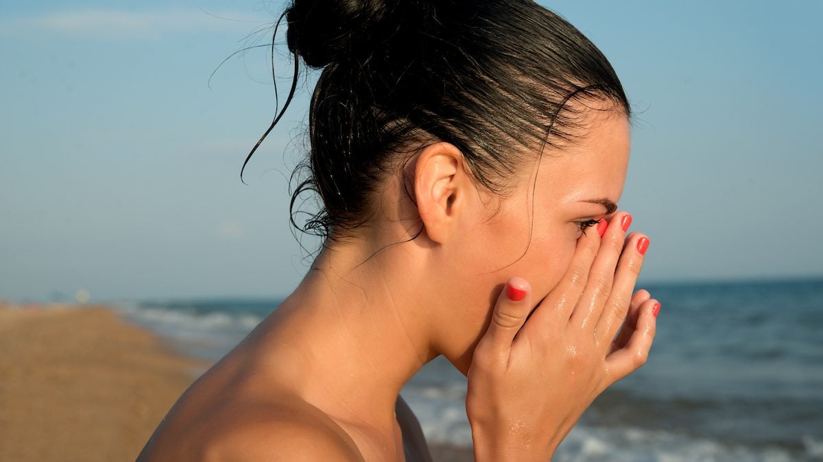 Sand in the eyes: 3 useful gestures, 3 gestures to avoid