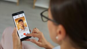 Seduce with the right words: the secrets of the most liked profiles