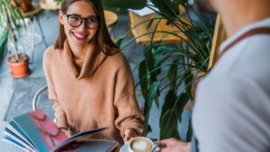 Seduction: the worst flirting sentences (and what to say instead)