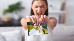 She gives her a kidney out of love ... he leaves her, and she claims her organ