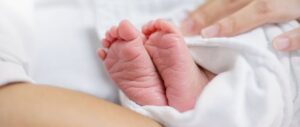 At 45, she gave birth on vacation without knowing that she was pregnant: the denial of pregnancy explained by the experts