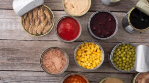 Cans: a study reveals the chemicals they release and gestures to protect themselves from it