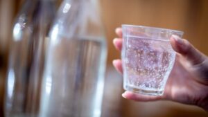 Do you drink sparkling water to lose weight? Here is what the researchers really say