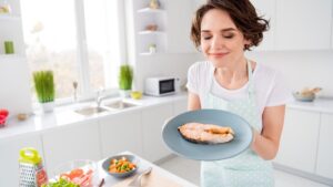 Do you throw the salmon skin? What you lose by making this mistake according to our dietician