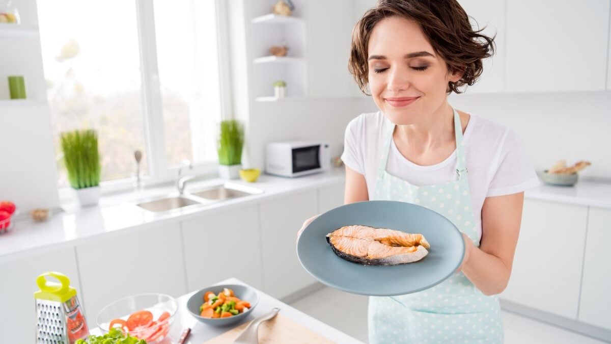 Do you throw the salmon skin? What you lose by making this mistake according to our dietician