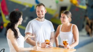 Do you want to make a good impression from the first minutes? Here are 4 behaviors that make the difference!