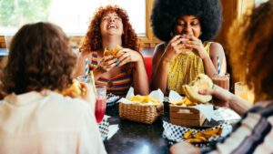 Does your teen love fast food? What you need to know to accompany it without spin it