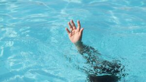 He finds his 4 -year -old child inanimate in the pool but manages to save him. Gestures to remember