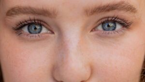 Keratopigmentation: surgery that changes the color of the eyes worries the academy of medicine