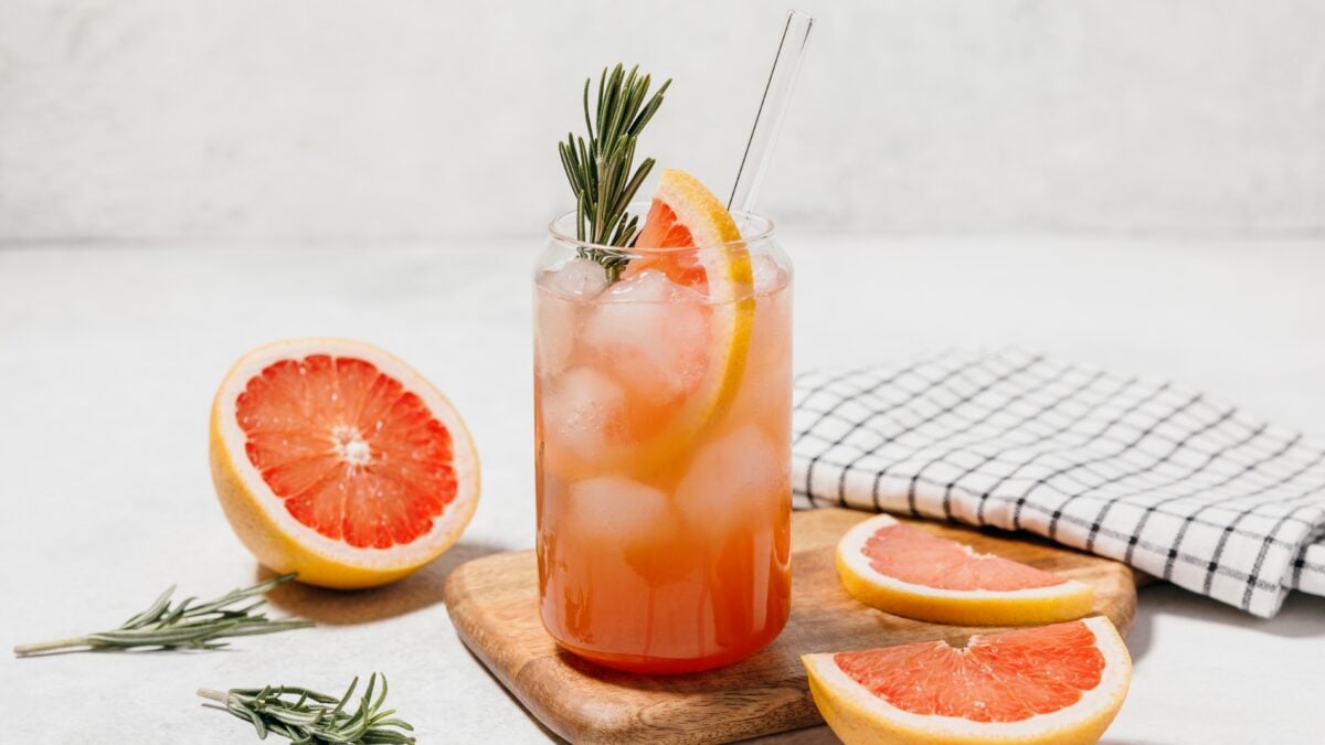 Lemon water or grapefruit, good detox idea or hidden danger? The response of a nutritionist