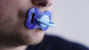 Pacifier for adults, anti-stress mode or health danger? The opinion of a psychologist