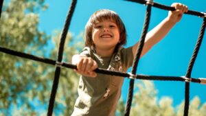 Parks in summer: errors to be avoided absolutely to protect your children from invisible risks