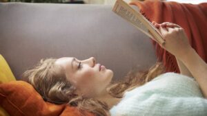Read 30 minutes in the evening instead of scrolling, which it really changes according to a journalist and a sleep expert