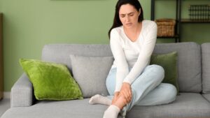 Tremors in the legs at bedtime: why it happens and when to consult according to a doctor