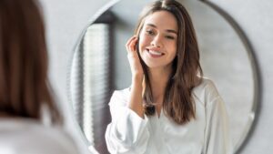 Why are you more beautiful in the mirror than in the photos? Science can explain it