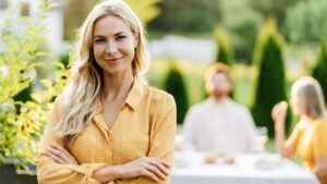 6 signs spotted by a psychologist showing that you can confide in someone