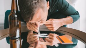 "A cocaine rail, and the risk of stroke is multiplied by 7!" : a doctor alerts for risks