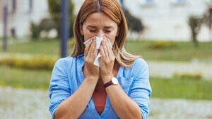 A hot day, a cold day ... Can these temperature differences really make you sick?