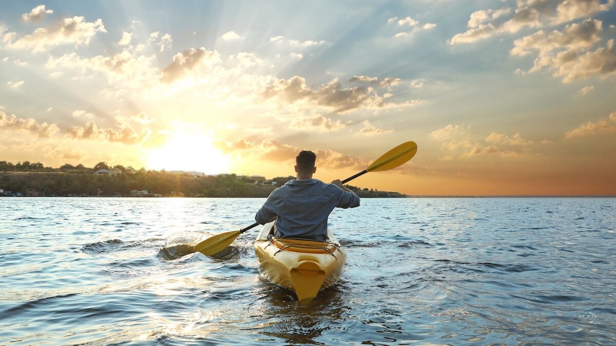 After 22 years of marriage, he simulates his death in kayak to start his life at the end of the world. Do you have to be crazy to act like this?