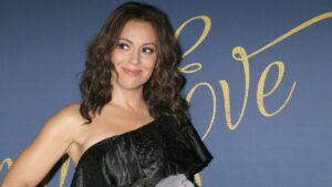 By removing her breast implants, Alyssa Milano sends a strong message to women
