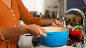 Cook your pasta with hot tap water can endanger your health, according to Dr. Kierzek