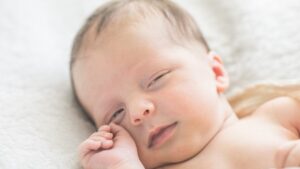 Discreet but symbolic, this spiritual first name charm of new parents