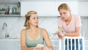 From 20 to 34 € depending on the age: how much do the teens really receive each month?