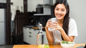 How many glasses of water should you really drink at the table according to a dietician?